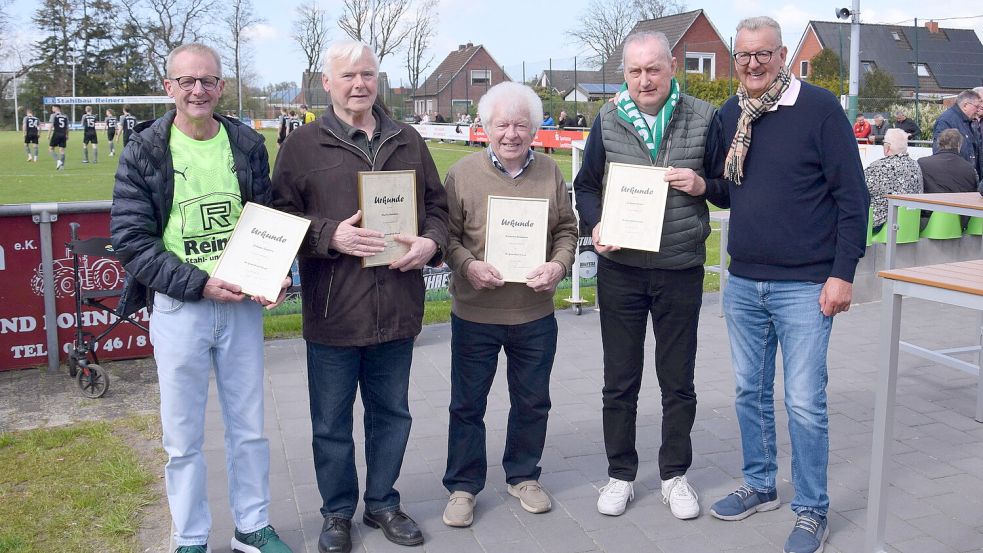 Vorsitzender Johannes Poppen (rechts) überreichte Johann Sanders (von links), Martin Reinders, Hermann Baumann und Johann Keiser ihre Urkunden in der Halbzeitpause eines Spiels. Foto: privat
