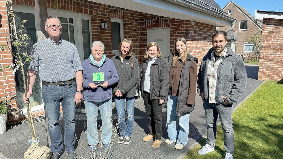 Das Foto zeigt die Gewinner von Langeoog (von links), Reimo Bias, Jutta Bias und Anja Bias sowie das Klimaschutzteam Anabel Kern, Friederike Fischer und Jens Schult. Foto: Klaus Kremer