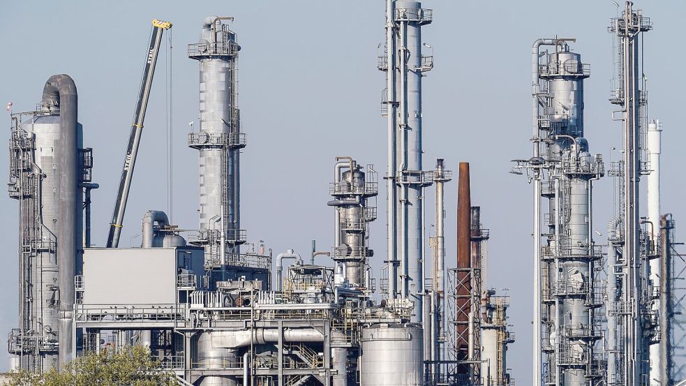 Der Chemie als drittgrößter deutschen Industriebranche nach dem Auto- und Maschinenbau setzen teure Energie, Wettbewerb mit Asien, die schwache Konjunktur und Überkapazitäten bei Basischemikalien zu. (Archivbild) Foto: Uwe Anspach