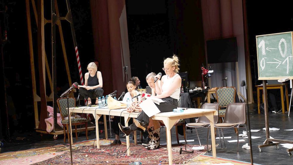 Die Schauspielerinnen Mavie Hörbiger (l-r), Azaria Dowuona-Hammond, Sebastian Rudolph und Caroline Petersund bei der Leseprobe von Elfriede Jelineks „Unter Tieren“ im Burgtheater. Foto: Tommy Hetzel/Wiener Burgtheater/