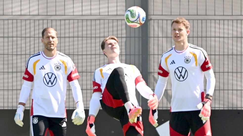 Die DFB-Torhüter Oliver Baumann, Jonas Urbig und Alexander Nübel (v.r.n.l) trainieren in Herzogenaurach. Foto: Federico Gambarini/dpa