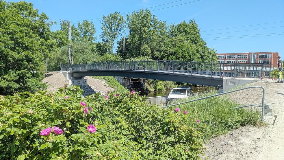 Fertig: die neue Brücke über das Larrelter tief zwischen Conrebbi, Constantia und Innenstadt. Foto: Stadt Emden
