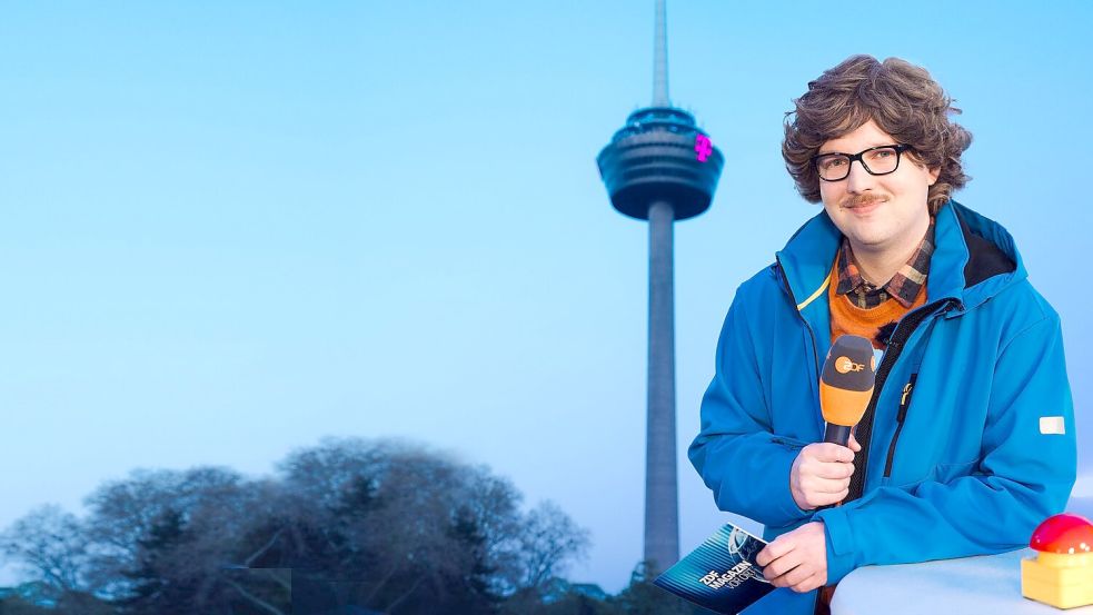 Autor Chris Sommer in seiner Rolle als Reporter Peter-Stefan Thomas vor dem Kölner Fernsehturm - das „ZDF Magazin vor Ort: Die Colonius-Sprengung“ kommt am Freitag. (Handoutbild) Foto: Ben Knabe/ZDF/dpa