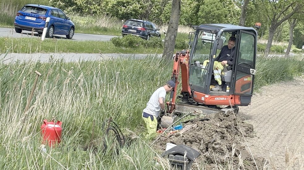 Die Fernmeldemonteure Holger Eden (rechts) und Marco Knoop haben das Kupferkabel der Telekom geprüft und den Schaden gefunden. Foto: Susanne Ullrich