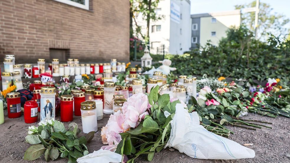 Blumen und Kerzen am Unfallort: In Dinslaken ist die Trauer nach dem Unfalltod zweier Kinder groß. Foto: Oliver Berg