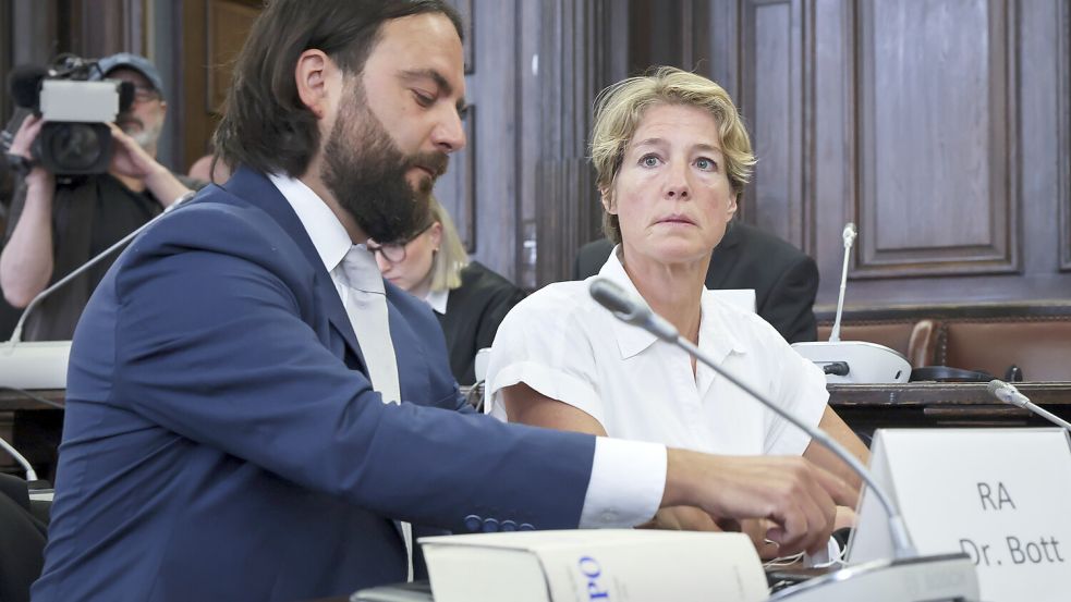 Block-Anwalt Ingo Bott bezieht sich in der Befragung von Zeugin „Olga“ auf ein Buch, das der Bekannte ihres Kollegen David Barkay geschrieben haben soll. Foto: dpa/Christian Charisius