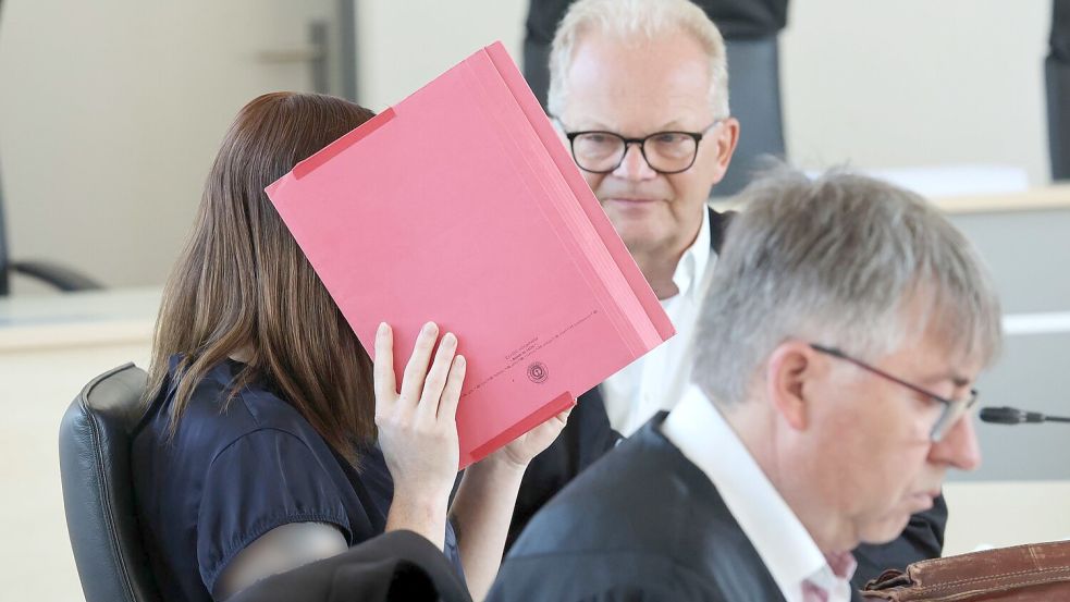 Die wegen Mordes an dem achtjährigen Fabian angeklagte Frau schweigt bislang zu den Vorwürfen. Foto: Bernd Wüstneck