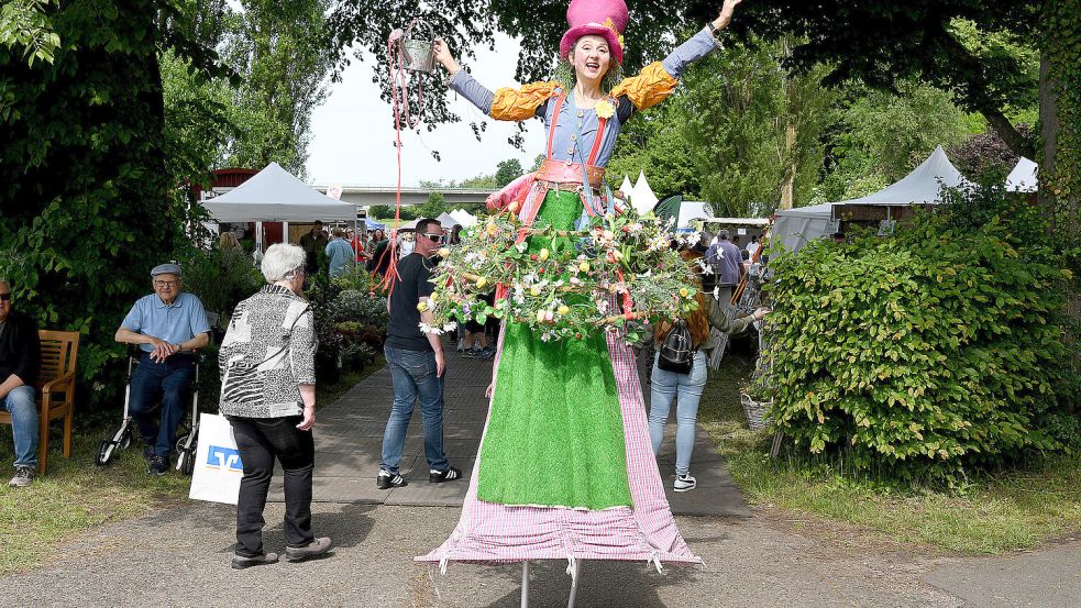 „Madame Fleur“ wird sich beim Burggarten wieder unter die Besucher mischen. Foto: Melchert Stromann/Archiv