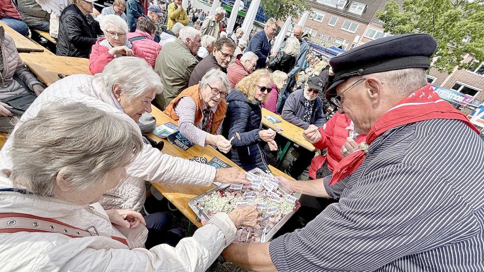 In Emden dreht sich an diesem Wochenende alles um den Matjes. Foto: Klaus Ortgies/Archiv
