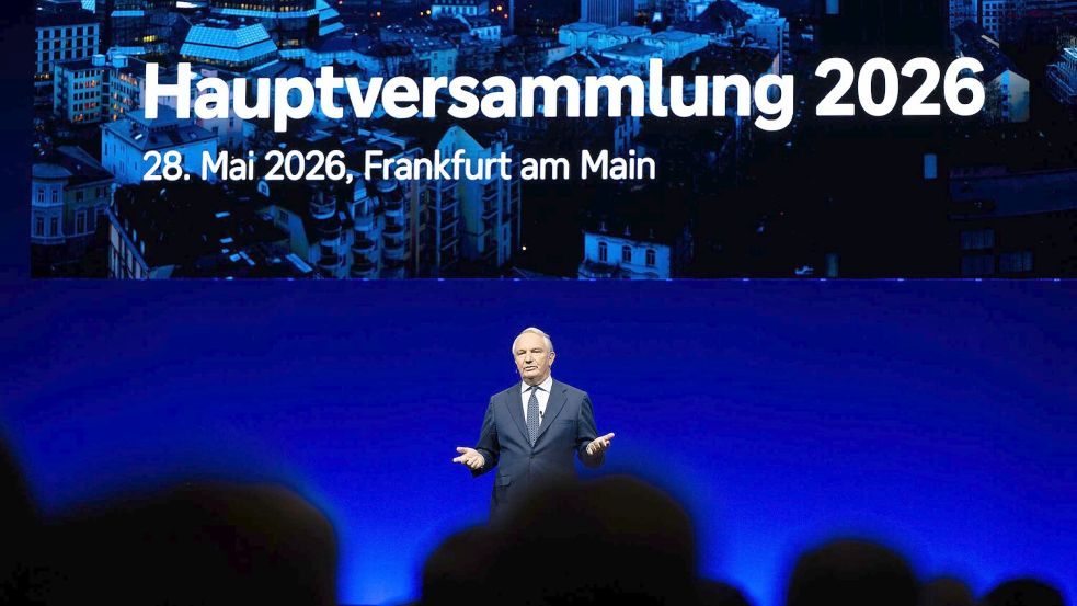 Aufsichtsratschef Alexander Wynaendts begrüßt Aktionärinnen und Aktionäre zur ersten Präsenz-Hauptversammlung der Deutschen Bank seit 2019. Foto: Florian Wiegand