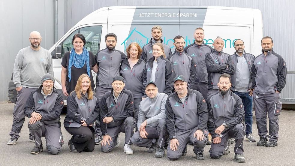Hält zusammen: das Nordwærme-Team mit Fouad (2. Reihe, 2. v.r) und David Burckhardt (1. Reihe, 1. v.l.) Foto: Nordwaerme.de Fußbodenheizungen