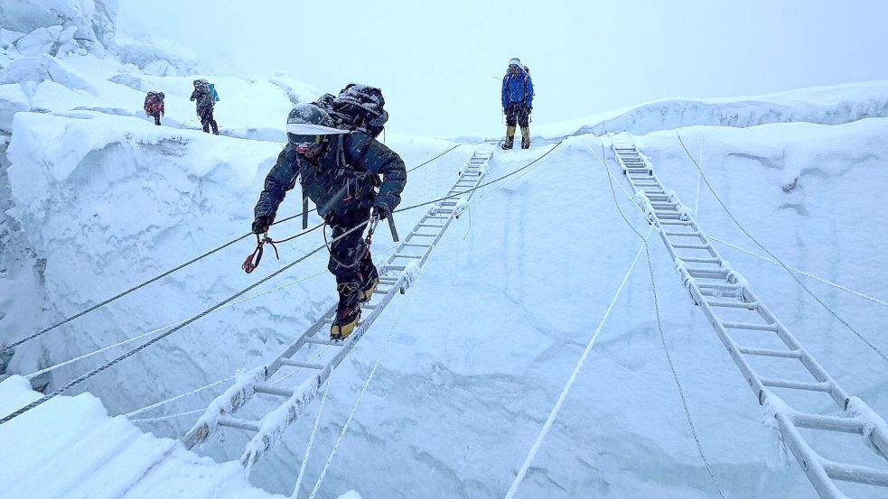 Am Evererst ist der Aufstieg mit Fixseilen und Leitern vorbereitet. (Symbolbild) Foto: Pasang Rinzee Sherpa