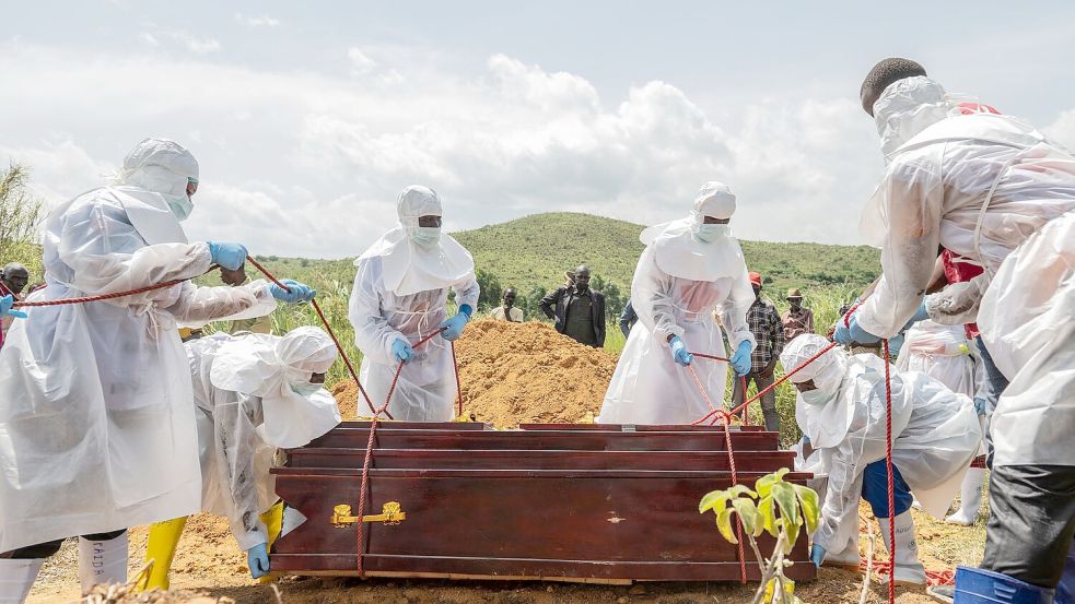 Für die Beisetzung verstorbener Ebola-Patienten bestehen strenge Sicherheitsregeln - nicht alle Angehörigen haben hierfür Verständnis. (Archivbild) Foto: Moses Sawasawa