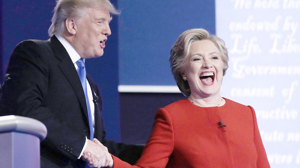 Hillary Clinton und Donald Trump geben sich 2016 nach einem TV-Auftritt in New York die Hand. Clinton verlor die Präsidentschaftswahl gegen den Republikaner. Foto: Peter Foley/EPA/dpa
