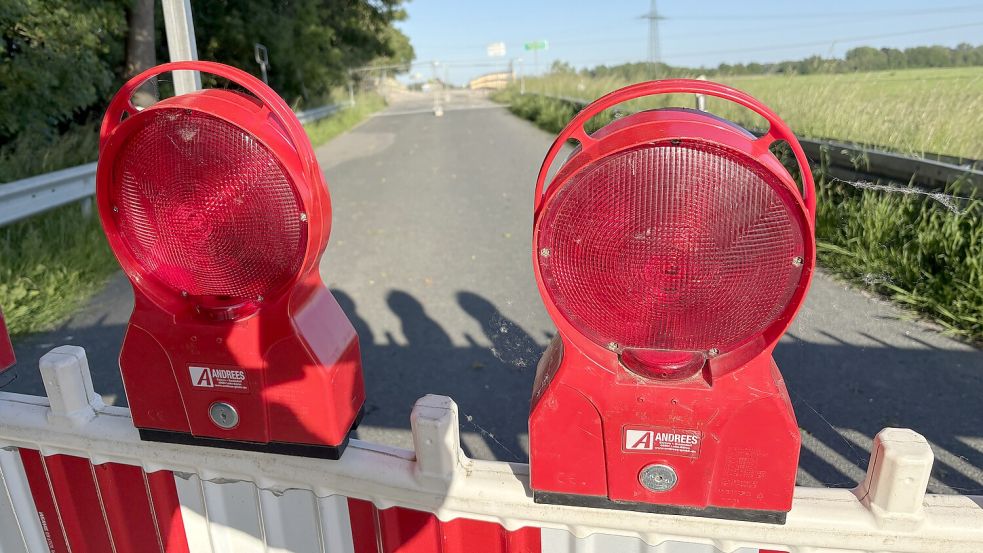 Die Brücke über den Polder-Hauptkanal ist für notwendige Sanierungsarbeiten weiträumig gesperrt worden. Foto: Carsten Ammermann