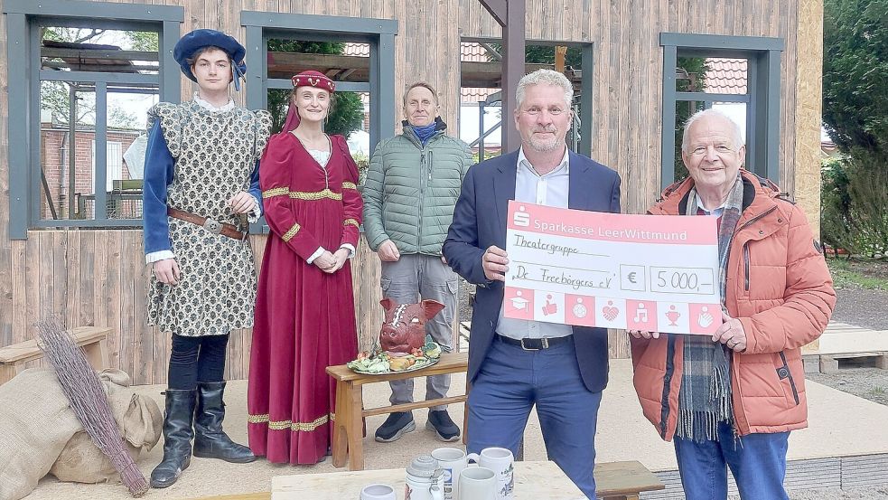 Die Darsteller Karl Kleemann (von links), Hilke Peters und Heiko Glowatzki trafen sich mit Andreas Faß und Autor Helmut Saathoff zur Spendenübergabe. Foto: privat