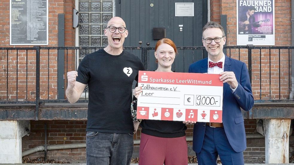 Kulturleiter Marco Hanneken (von links), Zollhaus-Schatzmeisterin Lisa-Marie Bley und der Sparkassen-Kundenberater Jann-Edzard Müller trafen sich zur Spendenübergabe. Foto: Akka Olthoff