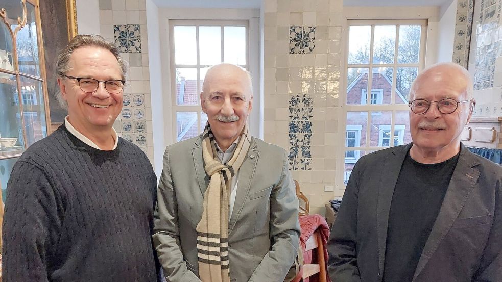 Der stellvertretende Bürgermeister Hayo Wiebersiek (von links), Autor Lothar Englert und der Vorsitzende des Teemuseums, Peter Schelten, auf der Jahreshauptversammlung. Foto: privat