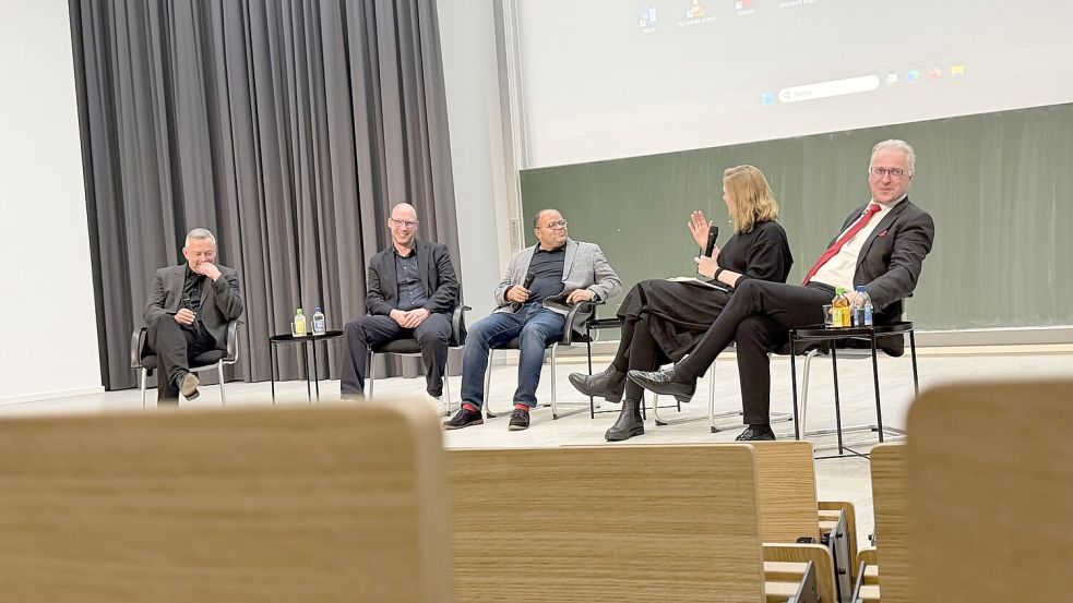 Podium zum Fall Hendrik Holt: Gemeinsam im Hörsaal diskutieren Nils Leimbrock, Michael Tschochohei, Said Schendel, Johanna Wolff und Arndt Sinn. Foto: Noah Schnarre