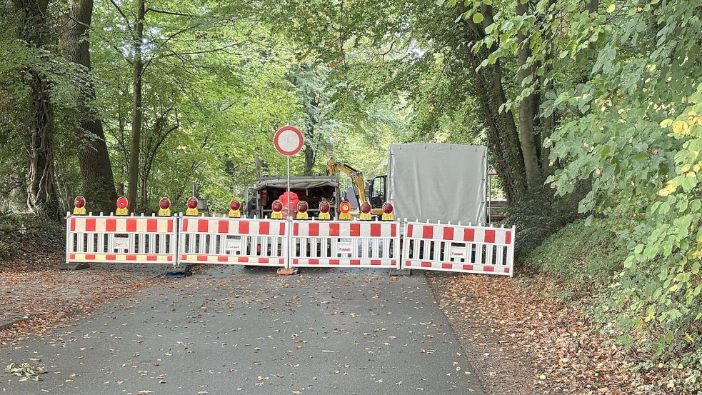 So sah es seit September 2025 grundsätzlich am Südeweg aus: Durchfahrt unmöglich. Die schon seit Jahren anstehende Sanierung der Straße ist nach knapp acht Monaten nun fast abgeschlossen. Foto: Lasse Paulsen