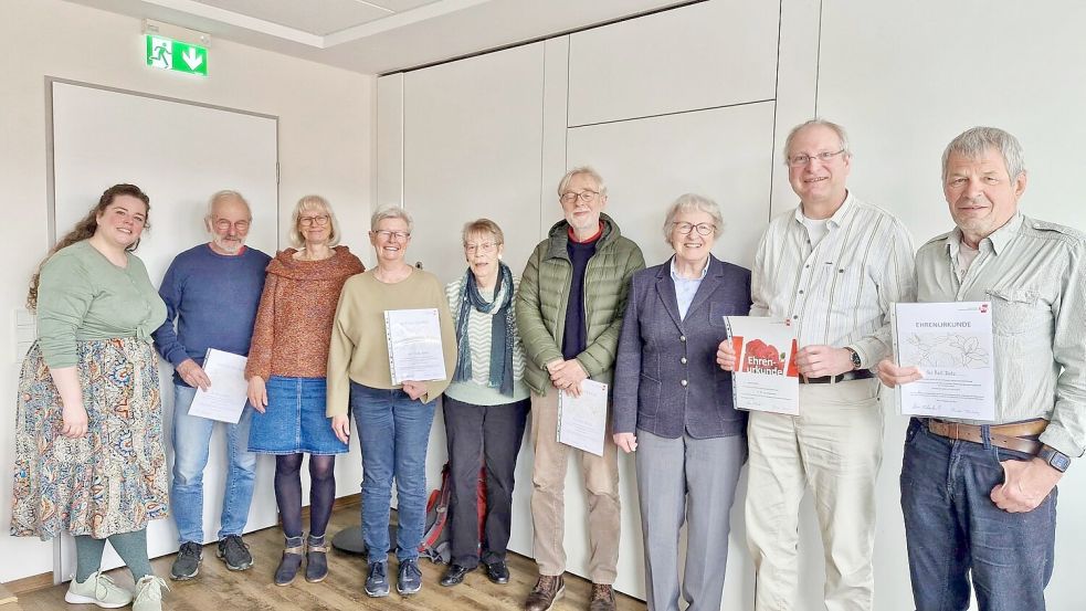 Der Emder GEW-Vorstand überreichte seinen langjährigen Mitgliedern Urkunden. Foto: privat