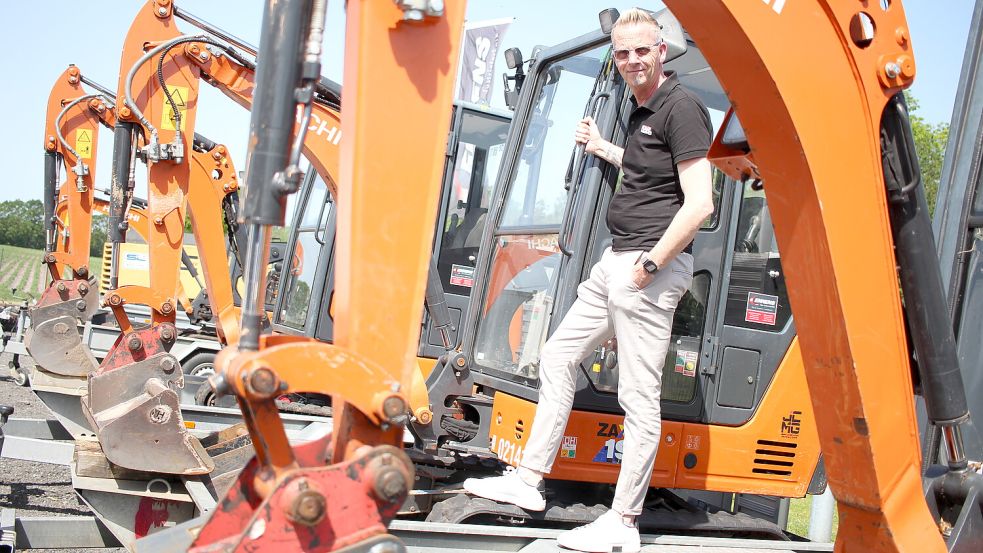 Andreas Ennens fokussiert sich mit seinem Unternehmen am Standort Heede unter anderem auf die Vermietung von Baumaschinen. Foto: Martin Alberts
