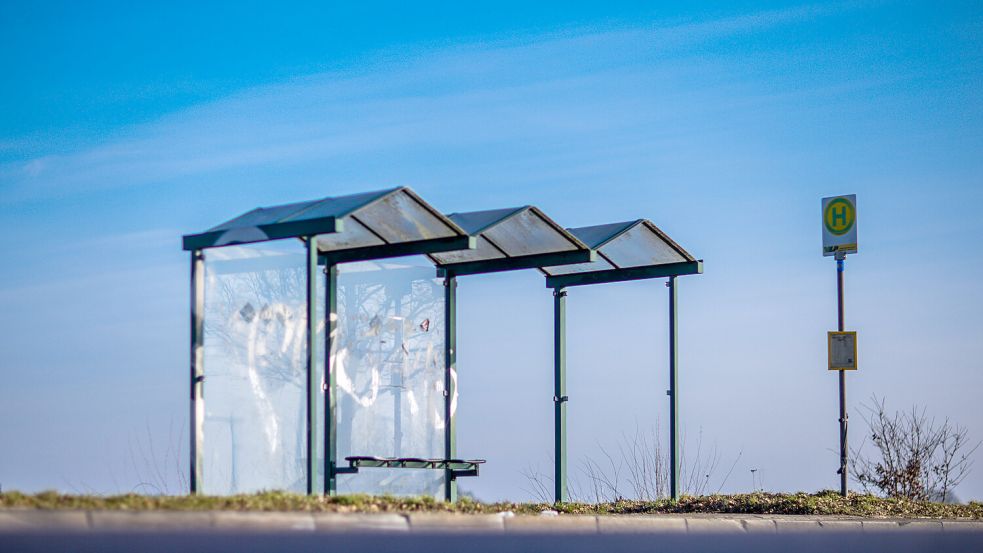 Hier kommt kein Bus... oder doch? Der ÖPNV in Ostfriesland ist deutlich besser als sein Ruf. Foto: Archiv/dpa
