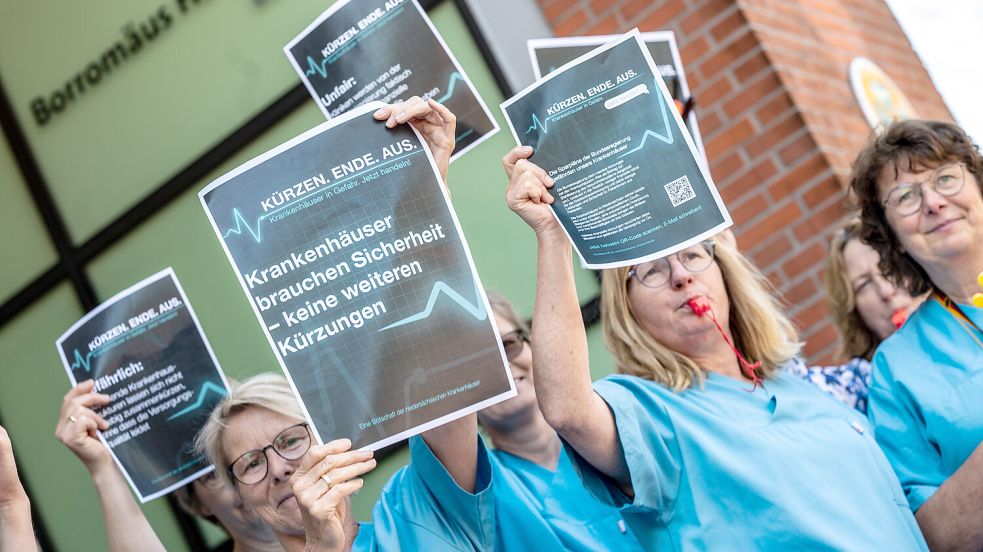 Verständlicher Protest: Am Donnerstag, 28. Mai 2026, haben auch die Beschäftigten des Borromäus Hospitals Leer gegen Leistungskürzungen demonstriert. Foto: Klaus Ortgies