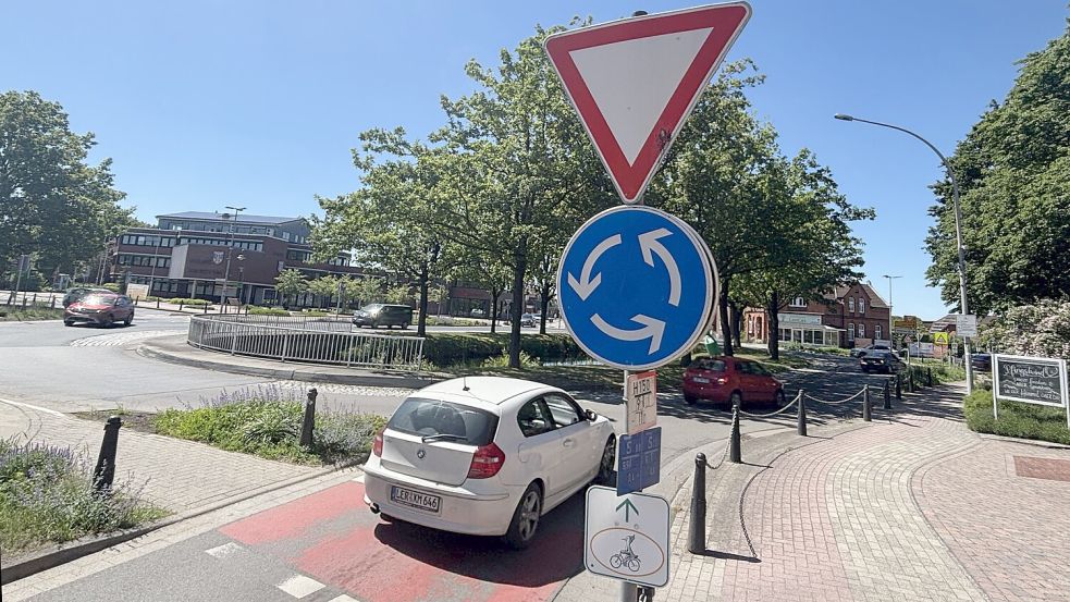 Der Kreisverkehr in Rhauderfehn soll über mehrere Wochen umfangreich saniert werden. Fotos: Henrik Zein