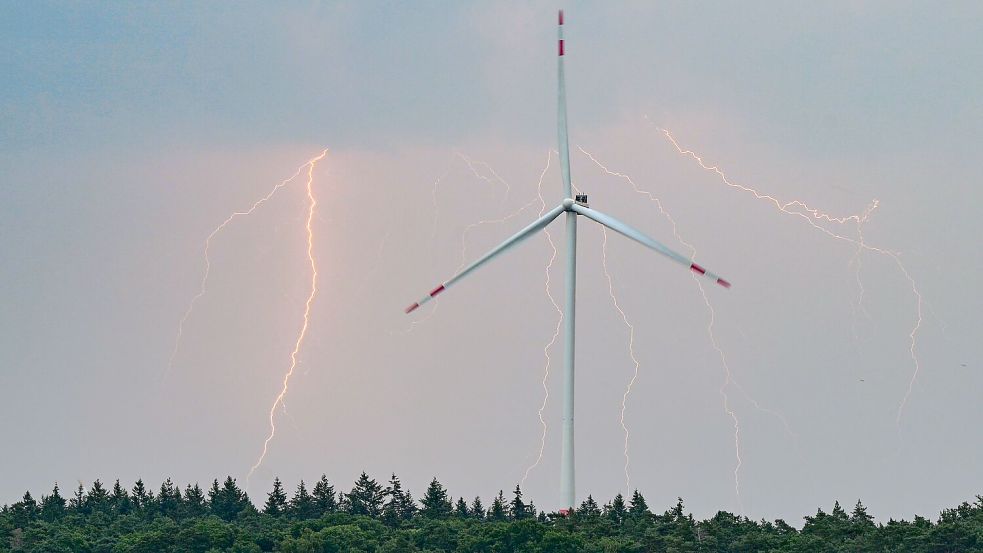 Blitz und Donner kann es am Freitag in Ostfriesland geben. Foto: Patrick Pleul/dpa