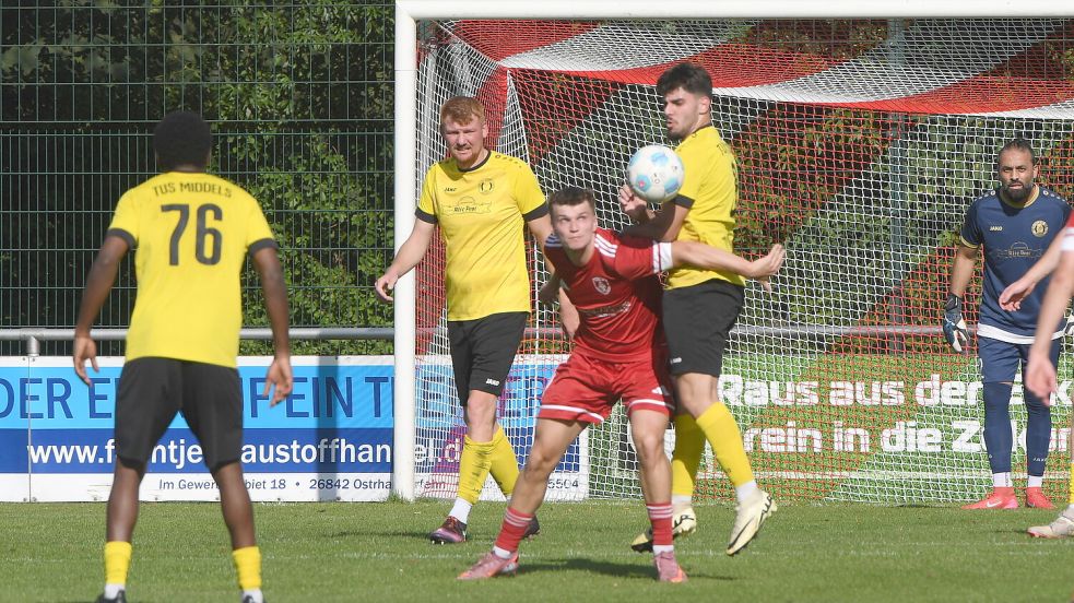 Timo Mansholt (rotes Trikot) und TuRa Westrhauderfehn wollen in den verbleibenden Partien ungeschlagen bleiben. Ihrhove gastiert am Sonntag beim TuS Middels (gelbe Trikots). Foto: Hans Damm