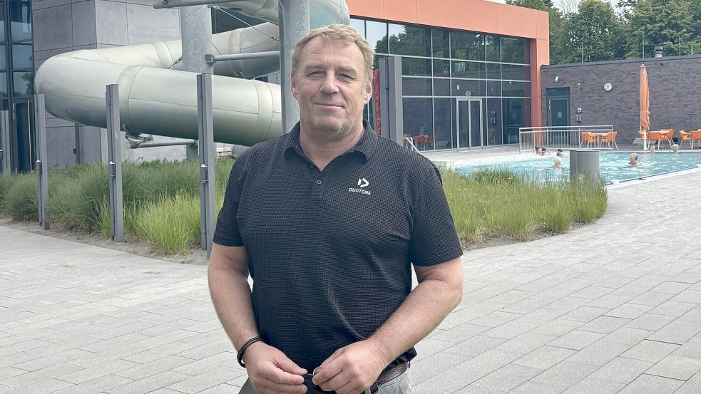 Martin Schmidt, Leiter des Auricher Schwimmbades de Baalje, sorgt mit seinem Team auch in der Freibad-Saison für ein sicheres Schwimmvergnügen. Foto: Mieke Matthes
