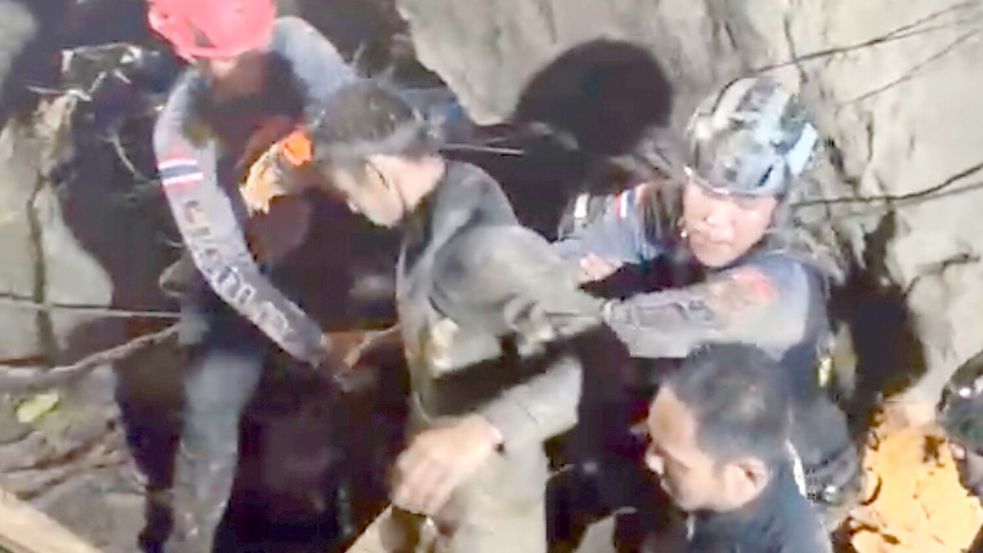 Große Erleichterung in Laos: Der erste der fünf Eingeschlossenen ist in Sicherheit. Foto: -