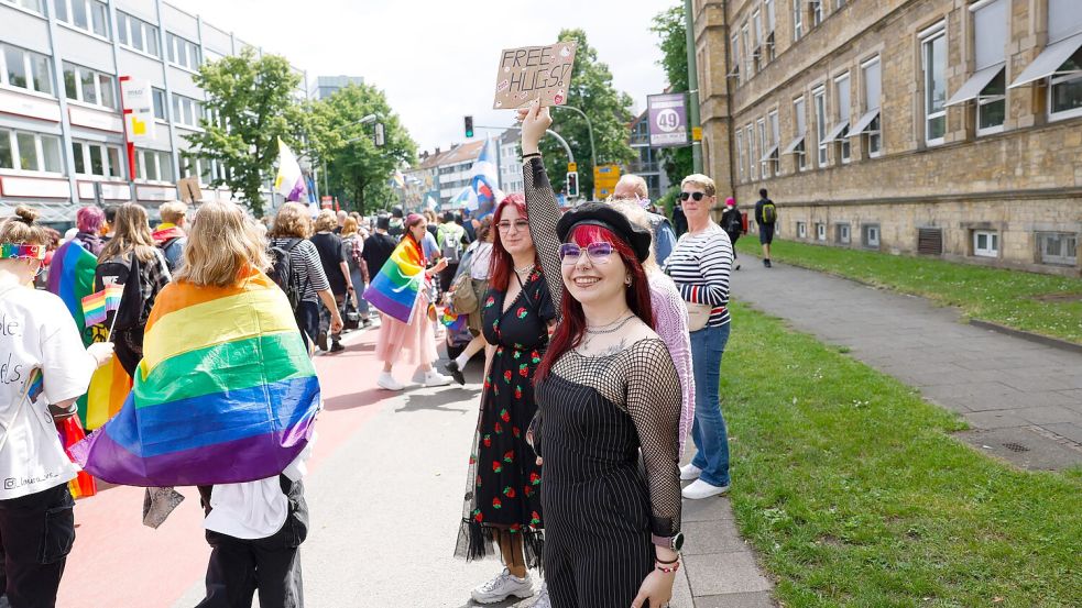 Unverhofft profitiert der Christopher Street Day in Osnabrück in diesem Jahr von einer kompletten Überdachung am Ledenhof. Wie es dazu kam. Foto: Michael Gründel
