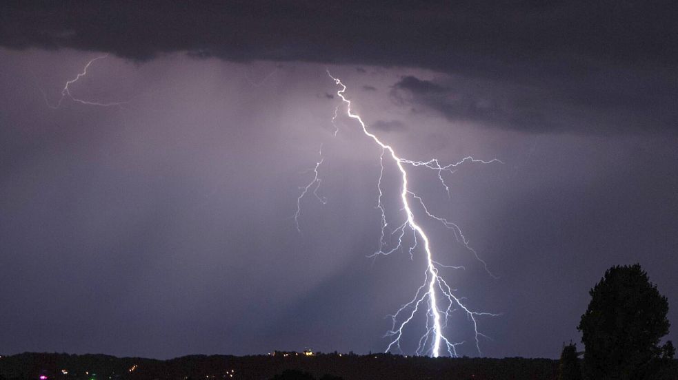 Der Deutsche Wetterdienst warnt für Freitagnachmittag und -abend vor teils schweren Gewittern in der Region Osnabrück. Foto: Robert Michael/dpa