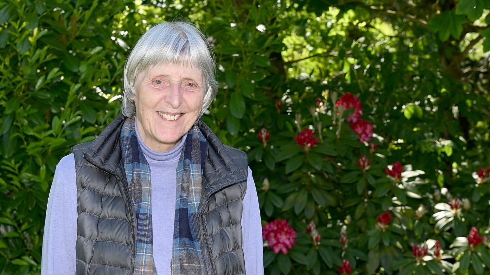 Gerda Kunkel-Schoof aus Pewsum findet es schrecklich, wie viele überfahrene Tiere sie auf den Straßen der Krummhörn findet. Sie räumt regelmäßig Kadaver beiseite. Fotos: Heinz Wagenaar