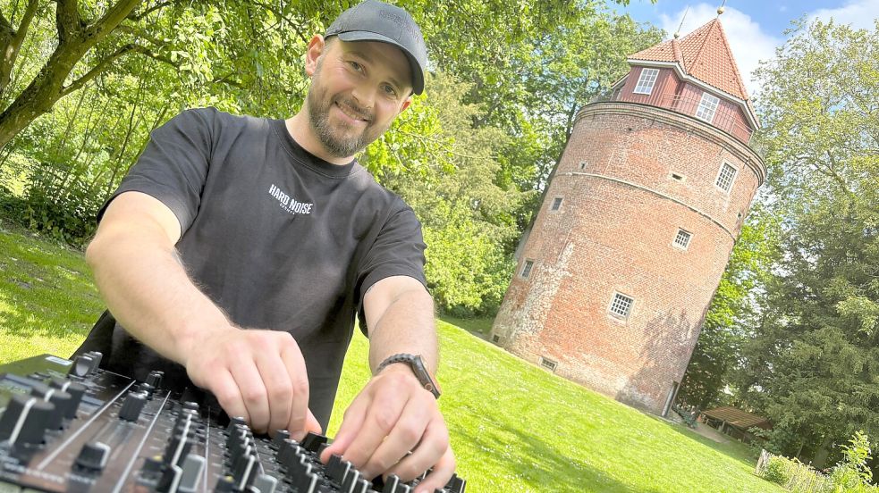 Andre Güldener kommt aus Detern und veranstaltet zusammen mit seinen Freunden im Sommer ein Techno-Festival an der Burg Stickhausen. Foto: Lars Löschen