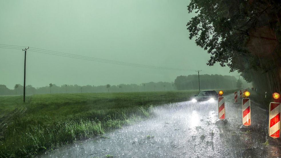 Wegen einer Gewitterfront gelten Unwetterwarnungen im Westen Deutschlands. Foto: David Ebener/dpa