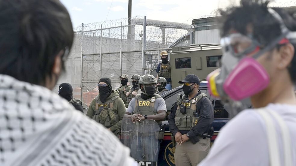 Menschen protestieren vor dem Abschiebezentrun in Newark im US-Bundestaat New Jersey. Foto: Anne Pollmann/dpa