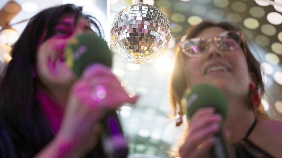 Wer Spaß am Karaoke-Singen hat, ist an diesem Samstag im Grusy in Emden willkommen. Symbolfoto: Til Buergy/Keystone/DPA