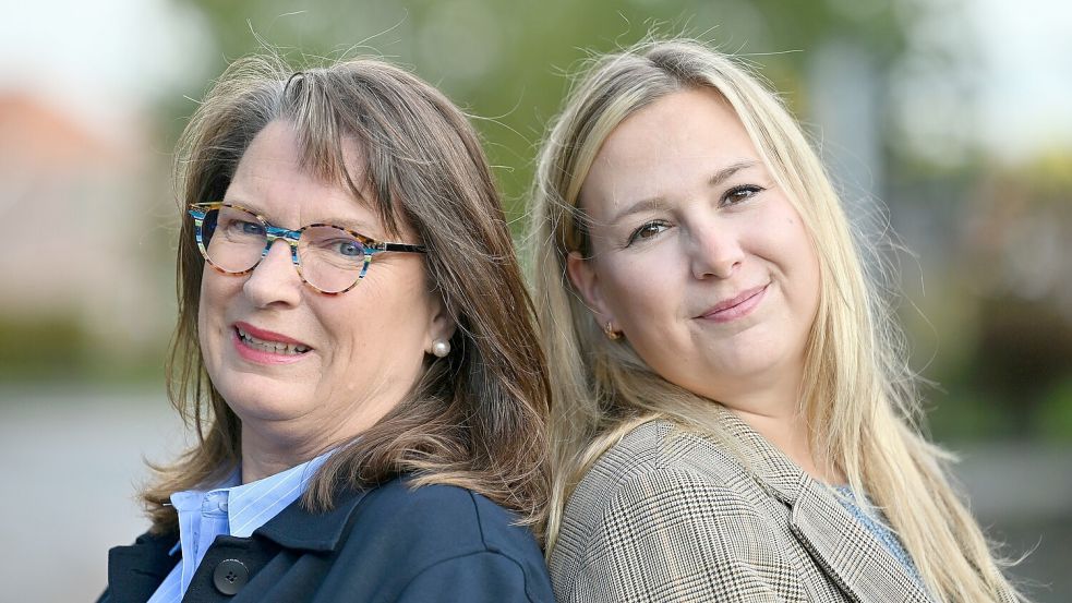 Die Redakteurinnen Petra Herterich (links) und Kristina Groeneveld machen zusammen den Podcast „Frau am Freitag“. Jetzt organisieren sie erneut einen Stammtisch. Foto: Klaus Ortgies