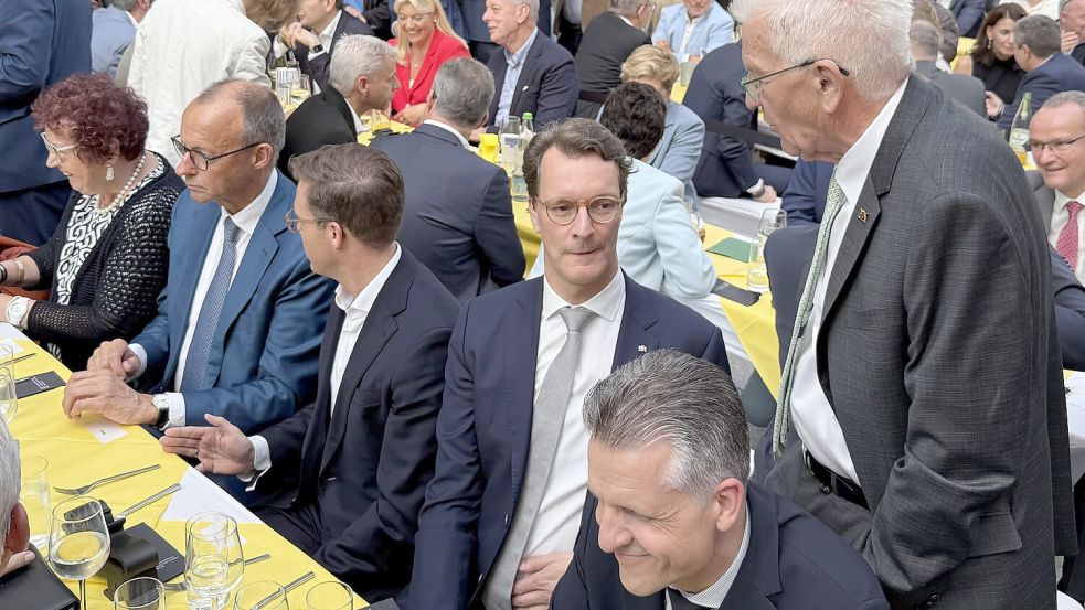 Friedrich Merz, Manuel Hagel, Hendrik Wüst, Thorsten Frei und Winfried Kretschmann beim Sommerfest in der Landesvertretung von Baden-Württemberg vor knapp einem Jahr. Am Tag nach dem Fest kam das Brosius-Gersdorf-Debakel. Foto: Tobias Schmidt