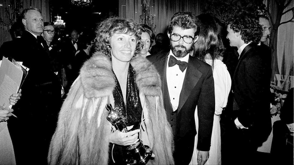 Marcia Lucas, damalige Ehefrau von Regisseur George Lucas (r), trägt ihre Oscar-Statuette am 4. April 1978 zu einer Party nach der Oscarverleihung im Beverly Hilton Hotel. Foto: Anonymous