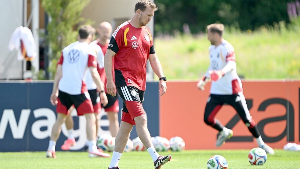 Julian Nagelsmann bestreitet mit seiner Mannschaft noch zwei Testspiele vor der WM. Foto: Federico Gambarini/dpa