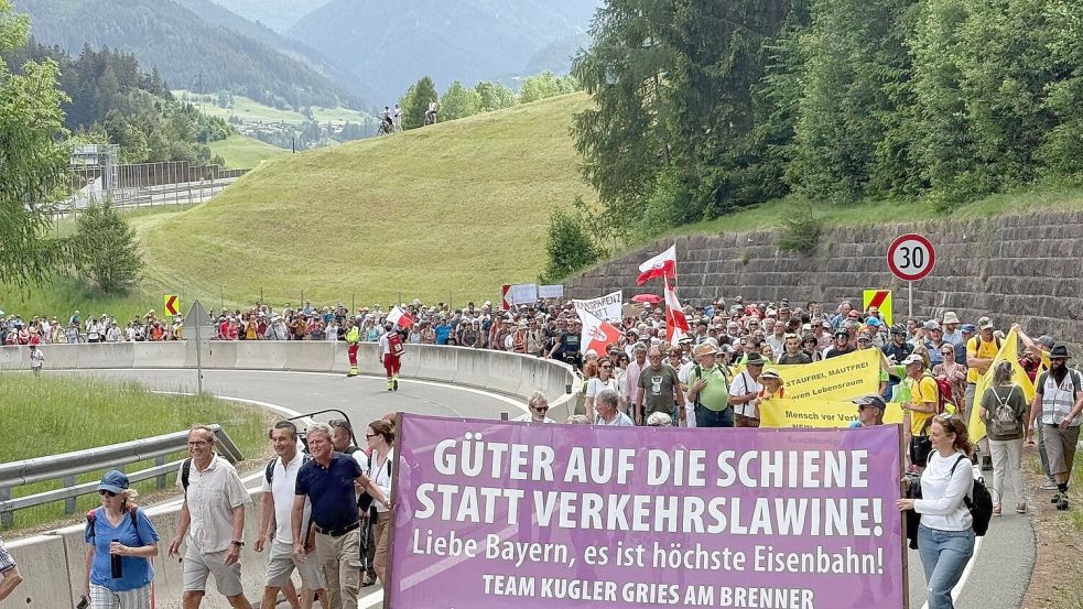 Menschen reisten mit Bahn und Fahrrädern zu dem Protest an. Foto: Matthias Röder/dpa