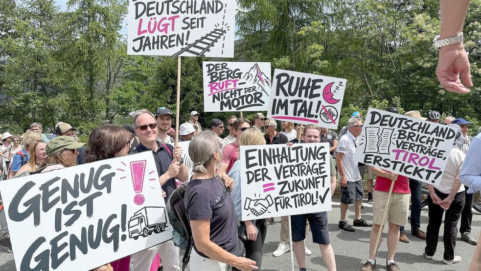 Bei der Demonstration wird auch Kritik an Deutschland geäußert. Foto: Matthias Röder/dpa