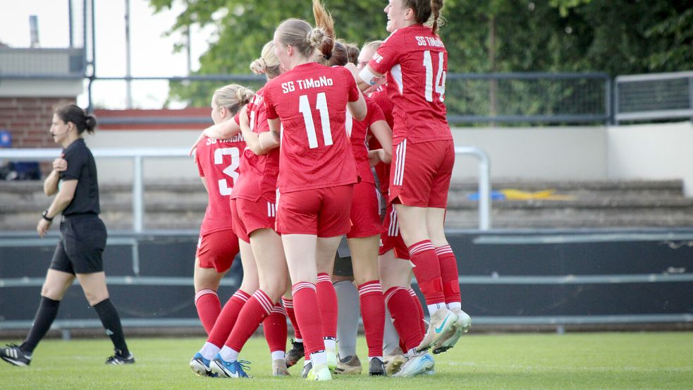 Der SV TiMoNo bejubelte in den 120 Spielminuten plus Nachspielzeiten fünf eigene Treffer. Nach dem gewonnenen Elfmeterschießen kannte der Jubel dann gar keine Grenzen mehr. Foto: Lena Feeken