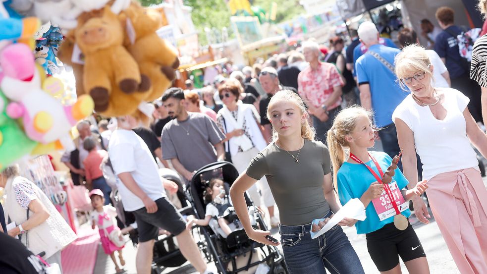 Am Samstag war es voll in der Emder Innenstadt: Zahlreiche Menschen waren auf der Festmeile des Matjesfests unterwegs. Foto: Jens Doden