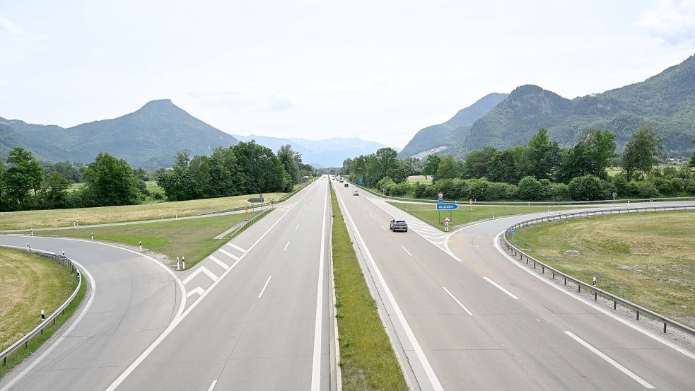 Die Warnungen vor einem Verkehrschaos haben offenbar gewirkt - nur wenige Autos fuhren am Samstag auf der A8 in Richtung Österreich. Foto: Felix Hörhager/dpa