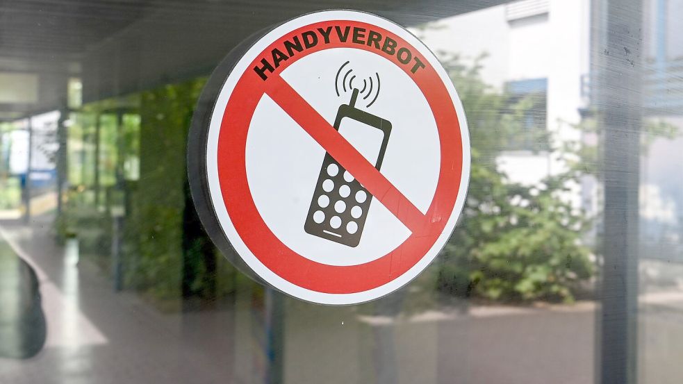 Bei Grundschulkindern ist bei Smartphone-Nutzung laut NRW-Schulministerium Zurückhaltung geboten. (Archivbild) Foto: Jens Kalaene